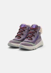 Baskets montantes en daim violet et vert avec des lacets contrastants, un revêtement texturé et une bordure en fausse fourrure autour du col.