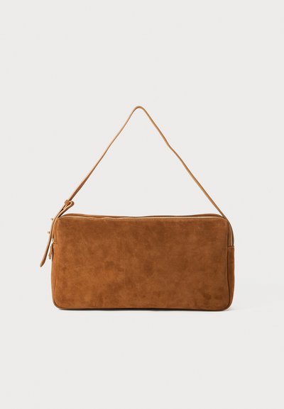 Rechteckige braune Wildleder-Schultertasche mit Reißverschluss und einem dünnen verstellbaren Tragegurt, vor einem schlichten weißen Hintergrund.