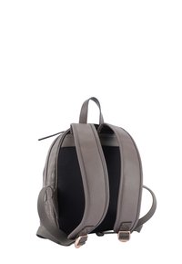 Grå ryggsäck med en texturerad yta, vadderad svart mesh-baksida, dubbla justerbara remmar och detaljer i roséguld.