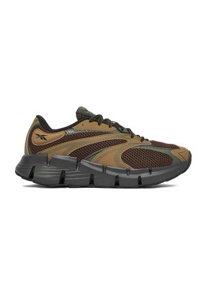 Brauner und dunkelgrüner Sportschuh mit schwarzer segmentierter Sohle und schwarzen Schnürsenkeln, Seitenansicht auf weißem Hintergrund.