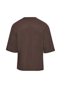 Ruda trumpa rankovė t-shirt su apvalia kaklo iškirpte. Pagaminta iš minkštos medžiagos, turi laisvą siluetą ir nėra matomų raštų ar grafikų.