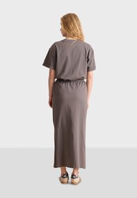 Garance Paris VOLCAN - Falda acampanada - dark brown