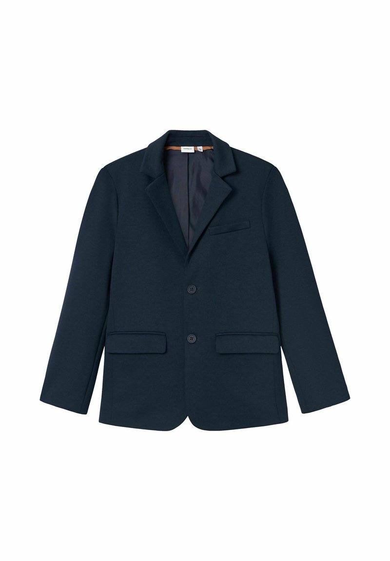 Blazer bleu marine cintré avec revers à cran, deux poches à rabat à l'avant, une poche poitrine passepoilée et une fermeture à deux boutons.