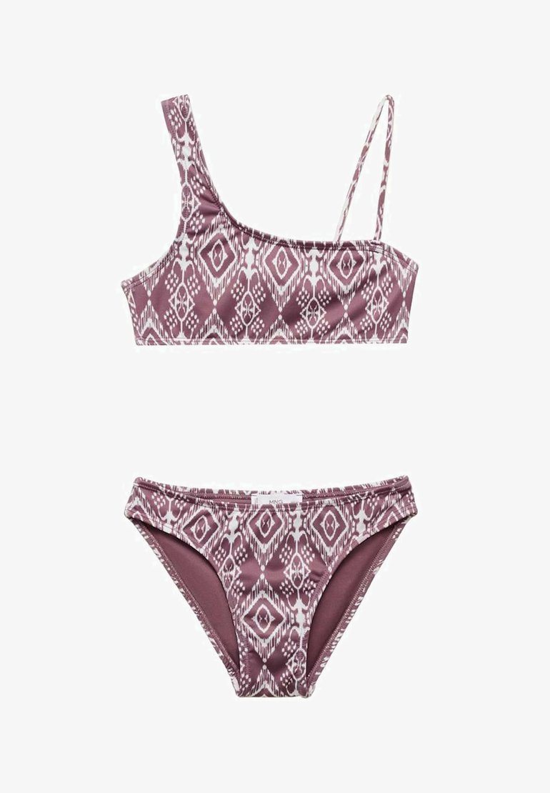 Bikini set s topem na jedno rameno a odpovídajícími kalhotkami. Má geometrický vzor v odstínech růžové a bílé. Měkká látka.