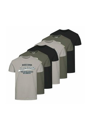 Fünf lässige Crew-Neck-T-Shirts in Grau, Oliv und Schwarz, ein graues Shirt zeigt das „Jack & Jones“-Logo und einen Text auf der Vorderseite.