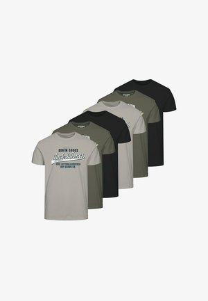 Fünf lässige Crew-Neck-T-Shirts in Grau, Oliv und Schwarz, ein graues Shirt zeigt das „Jack & Jones“-Logo und einen Text auf der Vorderseite.