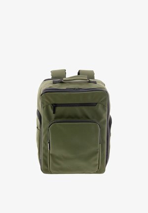 Mochila cuadrada de color verde oliva con correas acolchadas, un asa superior, múltiples compartimentos con cremallera y detalles en negro.