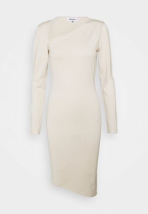 Robe en maille beige clair avec un décolleté asymétrique unique, manches longues et une silhouette ajustée, avec des poignets côtelés.