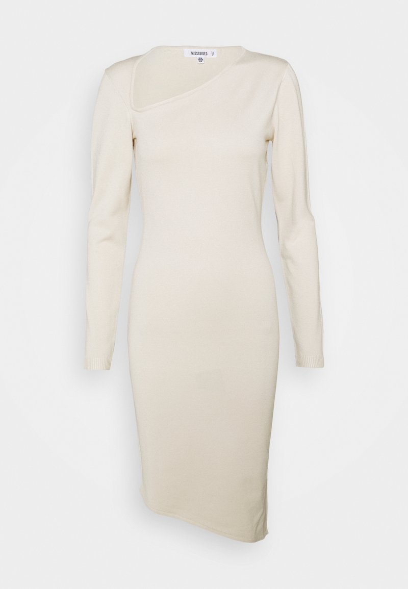 Robe en maille beige clair avec un décolleté asymétrique unique, manches longues et une silhouette ajustée, avec des poignets côtelés.