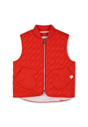 Rode doorgestikte mouwloze bodywarmer met ritssluiting aan de voorkant en handschoenvormige zakken aan beide zijden, getoond op een witte achtergrond.