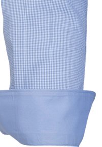 Tessuto a quadri azzurro chiaro con un pattern testurizzato prominente. Il polsino è di un azzurro chiaro uniforme, con una finitura liscia.