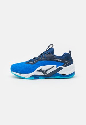 Blauwe sportschoen met een gestructureerde bovenkant, witte accenten en een gevoerde kraag. Heeft een kenmerkende golvende zool en veters.