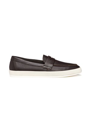 Mocassino slip-on in pelle marrone scuro con suola in gomma bianca e dettaglio cinturino penny, mostrato su sfondo bianco.