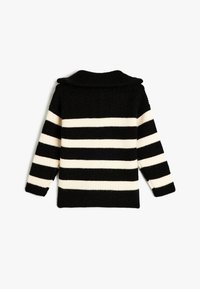 Pull en tricot noir et blanc à rayures avec un col rabattu et une texture côtelée, doté de manches longues et d'une coupe droite.