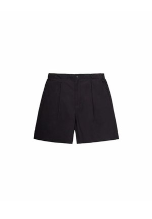 Pantaloni corti neri con un design sartoriale, caratterizzati da due pieghe frontali, una vita con passanti per cintura e una chiusura frontale con un singolo bottone.