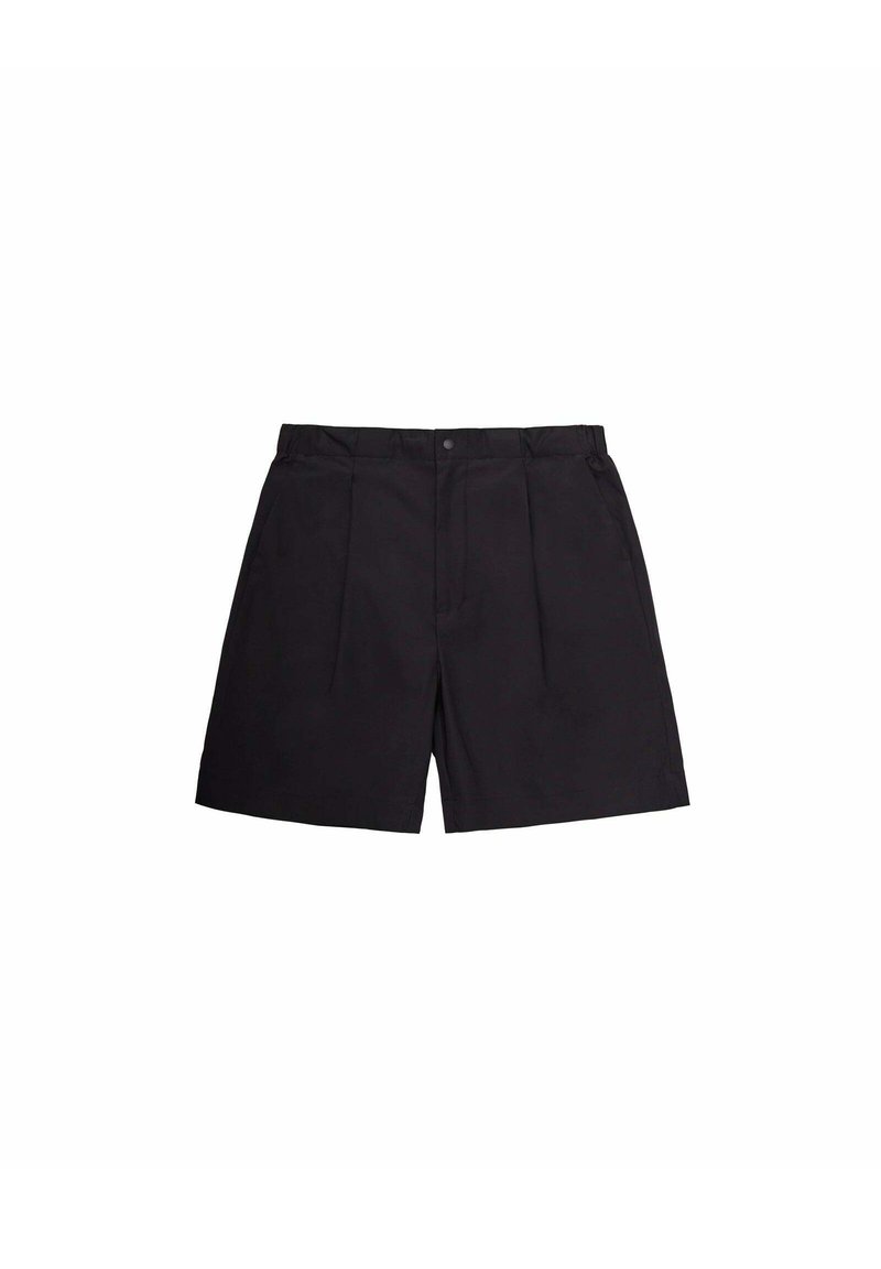 Pantaloni corti neri con un design sartoriale, caratterizzati da due pieghe frontali, una vita con passanti per cintura e una chiusura frontale con un singolo bottone.