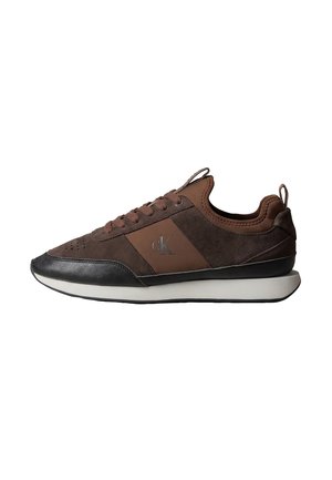 Baskets basses marron et noir avec système de laçage, semelle blanche rembourrée et logo "cK" sur la patte latérale.