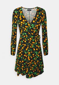 Robe portefeuille noire à manches longues avec un motif de cerises orange et feuilles vertes, avec un lien sur le côté à la taille.