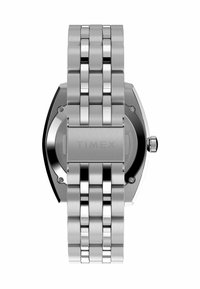 Reloj de acero inoxidable plateado con un acabado mate y pulido, que presenta una caja redonda, pulsera de eslabones y el nombre de la marca grabado en la parte posterior.