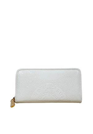 Portafoglio bianco con zip su tutto il perimetro, con motivo goffrato testurizzato e cursore della zip dorato, mostrato su sfondo bianco semplice.