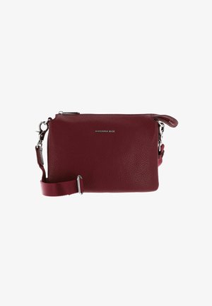 Kleine kastanienbraune Leder-Crossbody-Tasche mit verstellbarem Stoffgurt und silbernem Reißverschluss, mit einem Frontlogo in silbernen Metallbuchstaben.