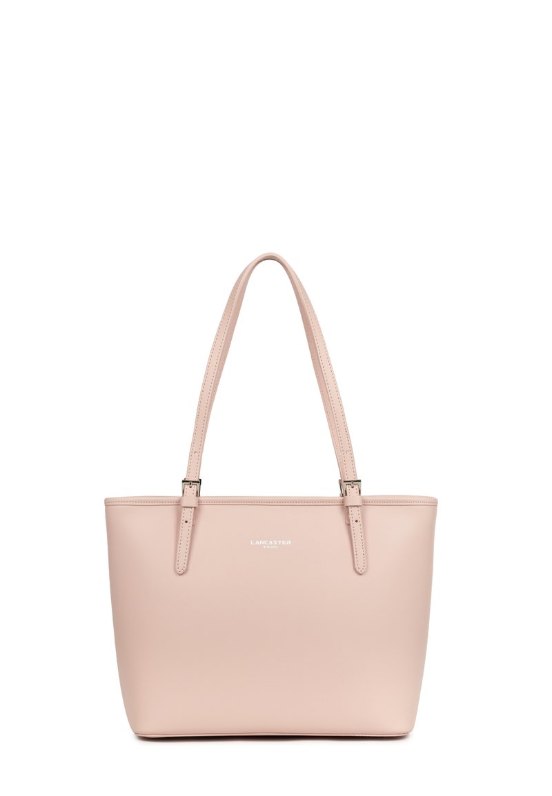 Sac fourre-tout en cuir rose clair avec deux bretelles d'épaule réglables et un petit logo embossé "Lancaster Paris" sur le devant.