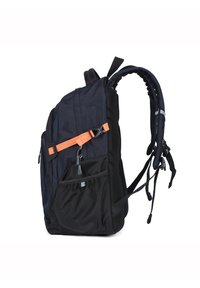 Zaino blu navy e nero con spallacci arancioni, diversi scomparti e un tessuto testurizzato. Presenta spallacci regolabili e dettagli riflettenti.