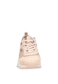 Jasnoróżowy sneaker z siateczkowego i zamszowego materiału, z okrągłym noskiem, fakturowanymi panelami oraz przednim sznurowaniem. Widoczna gumowa podeszwa.