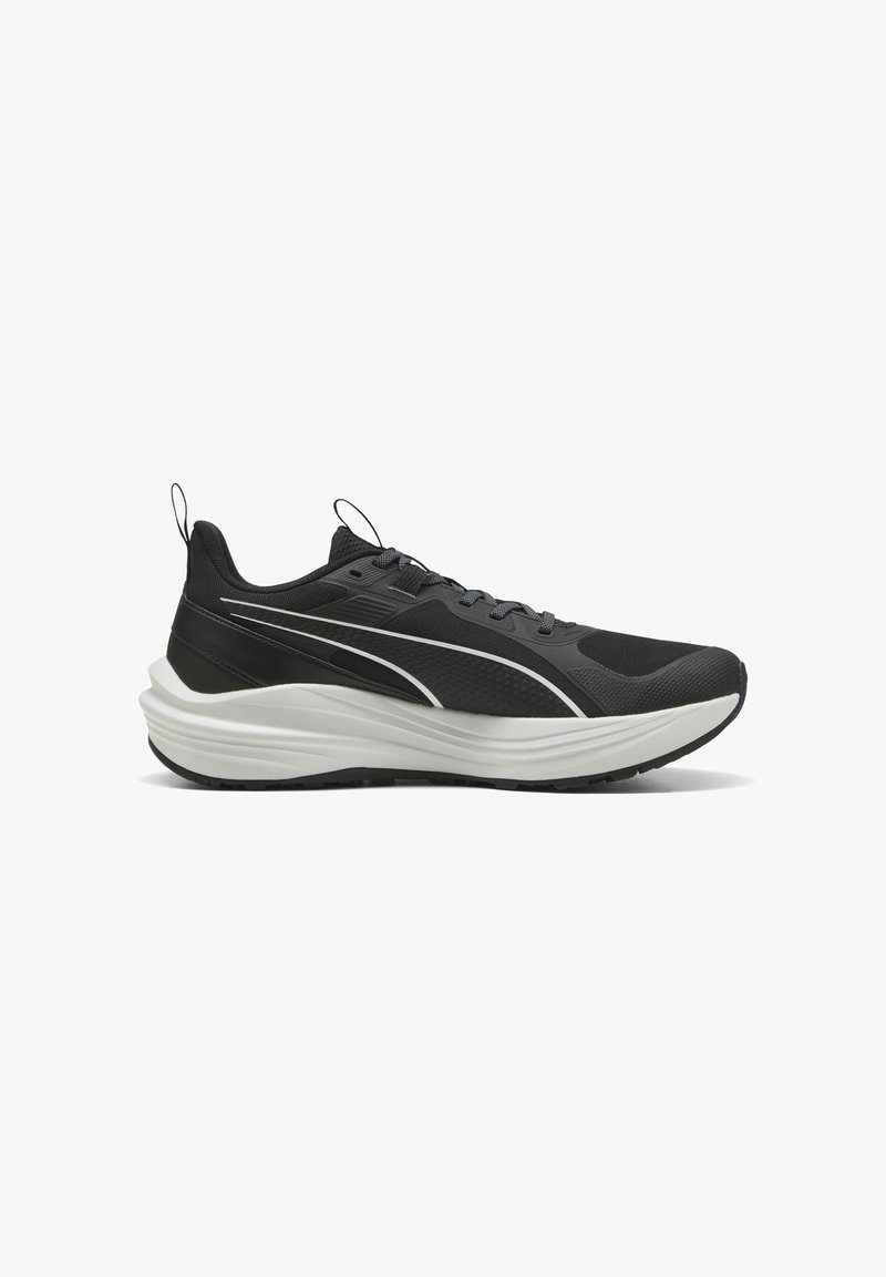 Schwarzer Sportschuh mit einem strukturierten Mesh-Obermaterial, weißen Akzenten und einer dicken, gepolsterten Sohle. Verfügt über eine Schlaufe an der Ferse und ein schnürbares Design.