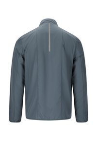 Leichte graue Windjacke für Herren mit langen Ärmeln und einem vertikalen reflektierenden Streifen im oberen Rückenbereich, von hinten gezeigt.