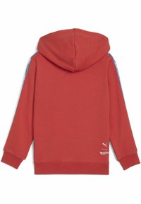 Rote Kapuzenjacke mit langen Ärmeln, blauen Seitenstreifen und kleinen weißen Puma- und Hot Wheels-Logos auf der unteren rechten Rückseite.