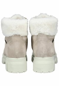 Bottines en suède beige avec un col en fausse fourrure blanche, semelles en caoutchouc blanches épaisses et détails de couture simples à l'arrière.