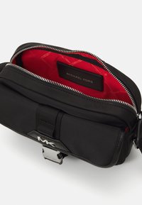 Michael Kors UTILITY FLAP XBODY UNISEX SET - Keresztpántos táska - black