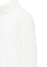 Weißer Pullover mit langen Ärmeln und hohem Kragen, aus weichem, strukturiertem Material, mit minimalistischen Design und nahtloser Verarbeitung.