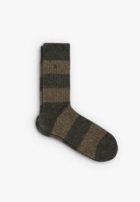 Calcetines de canalé hasta la rodilla con gruesas rayas horizontales en marrón oscuro y verde oliva, y una pequeña textura moteada.