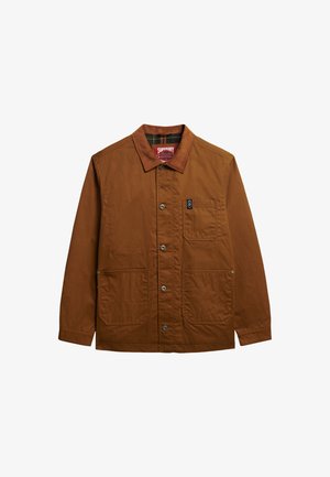 Bruine katoenen jas met een knoopsluiting aan de voorkant, twee grote voorzakken, een borstzak en een contrasterende kraag. Bevat subtiele brandingdetails.