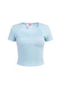 Lyseblå ribbet t-shirt med korte ærmer, rund halsudskæring og unikke syninger over brystet og skuldrene.