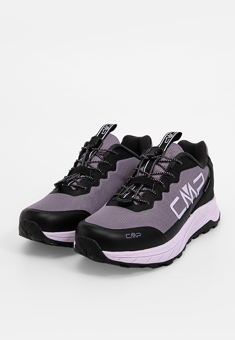 Scarpe sportive nere e viola con tomaia in rete, punta rinforzata, design con lacci e suola testurizzata per una migliore aderenza. Presentano il logo sui lati.