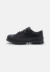 Zapatillas negras con parte superior de tela texturizada, punta redondeada, suela de goma resistente con surcos y cierre de cordones para un ajuste seguro.