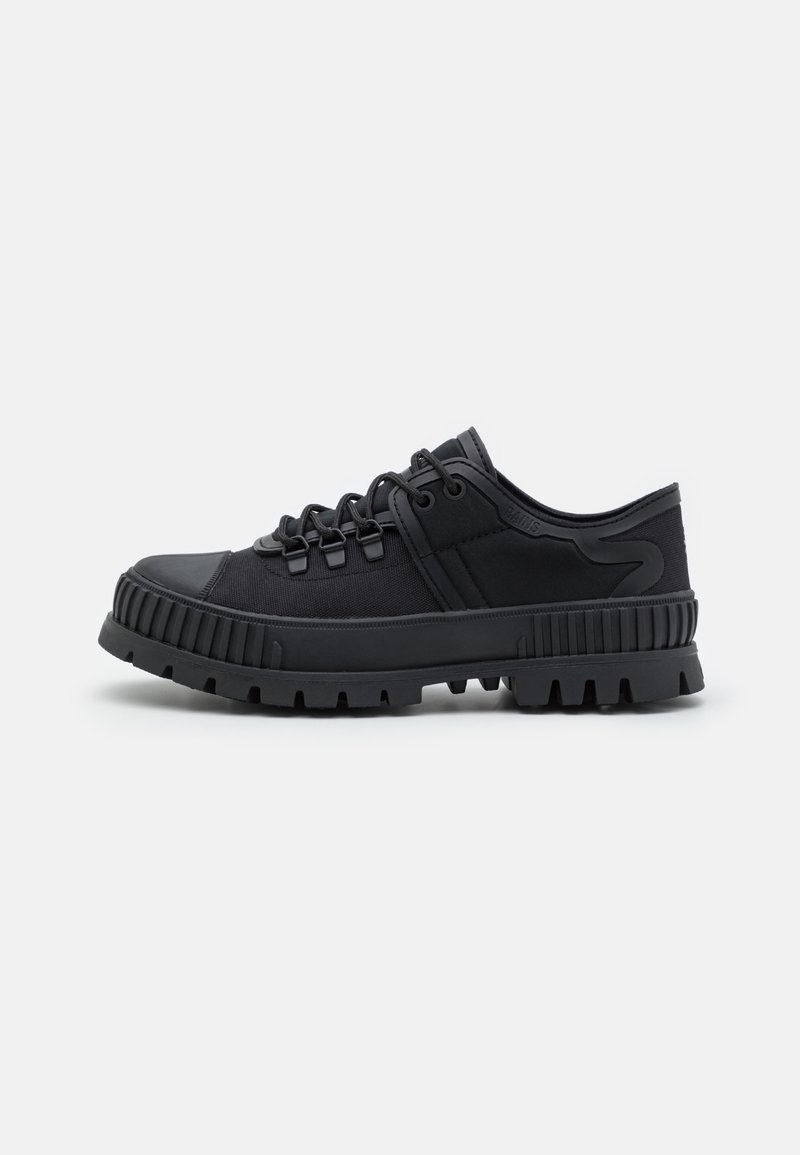 Zapatillas negras con parte superior de tela texturizada, punta redondeada, suela de goma resistente con surcos y cierre de cordones para un ajuste seguro.