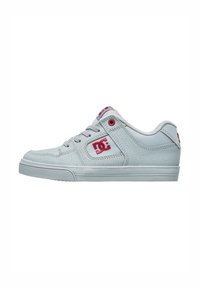 Grå sneakers med en tekstureret overflade, røde accenter og en gummisål. Har logo på siden og snørebåndsdesign med metaløjer.