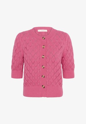 Cardigan court à manches courtes en maille rose avec motif losange et six boutons marron sur le devant, poignets et ourlet côtelés.