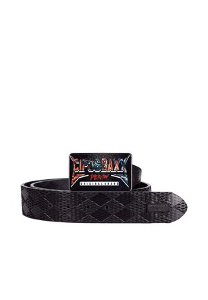 Ceinture en cuir noir avec un motif en losanges, une boucle métallique rectangulaire avec un logo multicolore et une texture lisse.