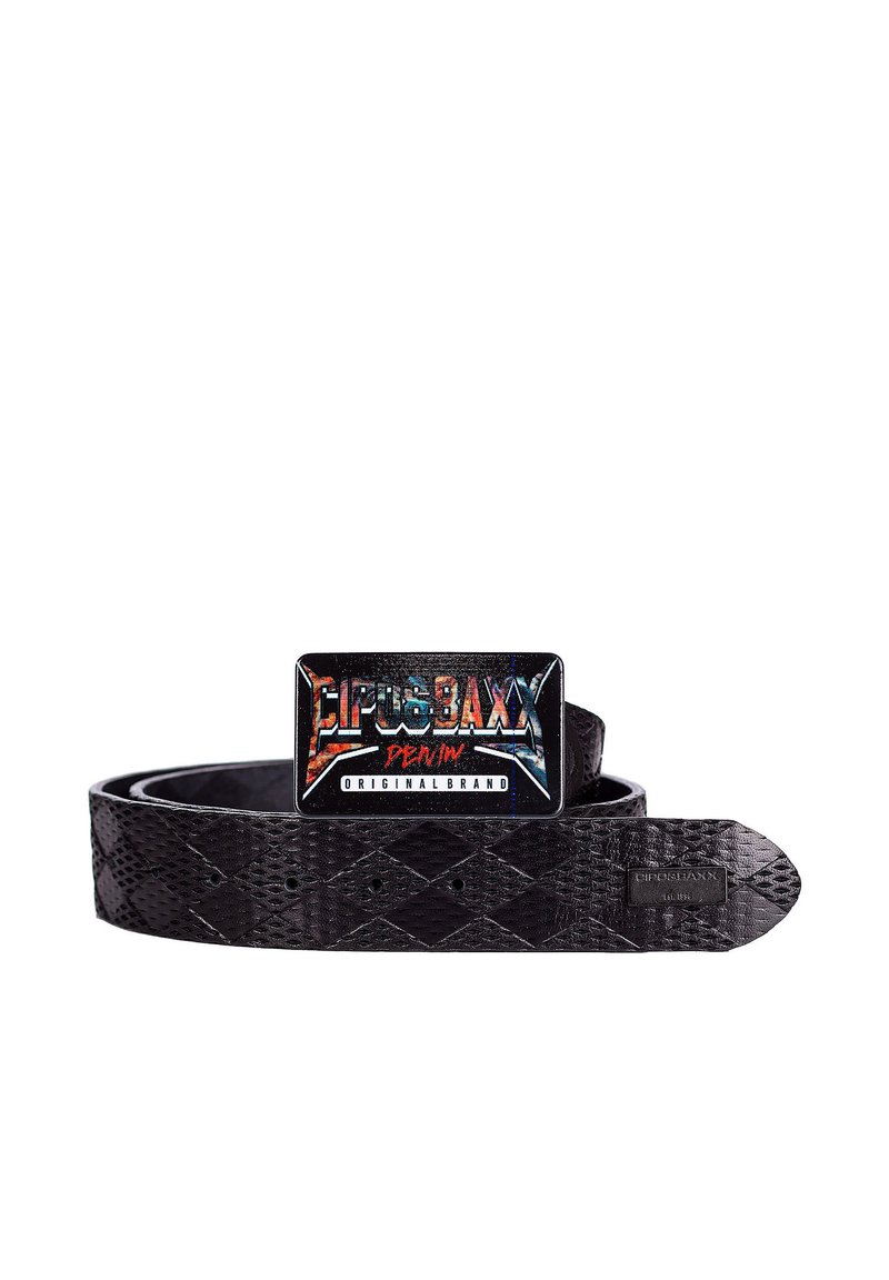 Ceinture en cuir noir avec un motif en losanges, une boucle métallique rectangulaire avec un logo multicolore et une texture lisse.