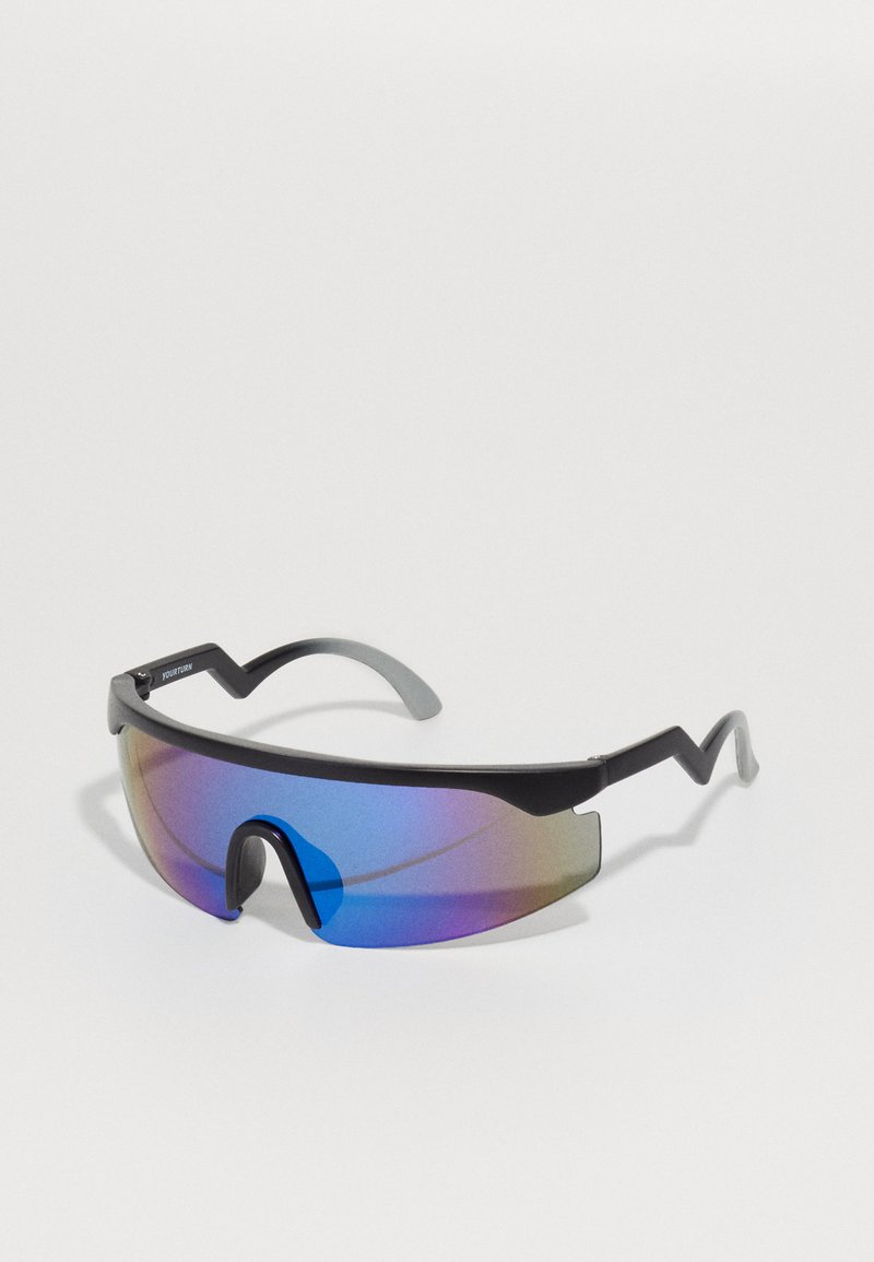 Mustekad musta raami ja ümberkujundava disainiga; objektiivi omaduseks on siniselt rohelise gradatsiooniga peegelduv viimistlus ja nurkadega hallid aktsendid.