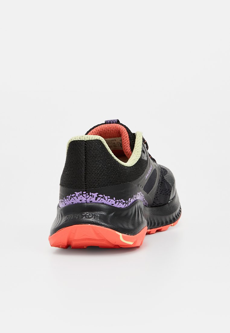 Scarpe da corsa nere con una tomaia testurizzata, un tallone imbottito, dettagli in viola e arancio, e una suola decorata per la trazione.