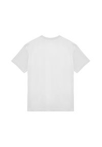 Camiseta blanca de manga corta hecha de algodón suave. Diseño simple con cuello redondo y sin gráficos ni adornos.