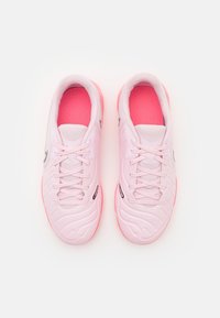 Nike Performance LEGEND 10 ACADEMY  - Botines de fútbol sala - pink foam/black