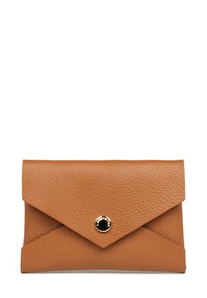 Porte-monnaie en cuir tan de style enveloppe avec une finition texturée, doté d'une fermeture à bouton-pression doré et d'un design de rabat angulaire.