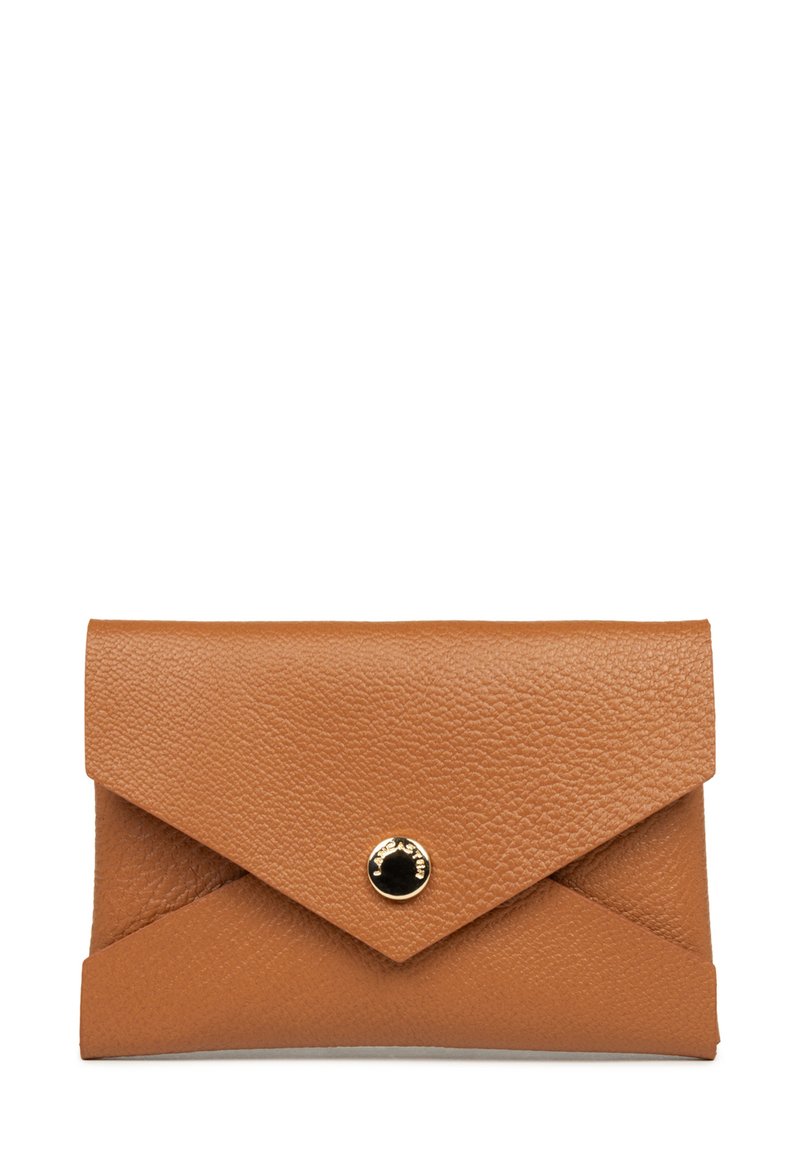 Portafoglio in pelle color tan a busta con finitura texturizzata, dotato di chiusura a pressione in tono oro e design con pattina angolata.